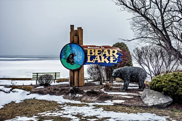 Oso lago micthe congelado en primavera mes de marzo — Foto de Stock