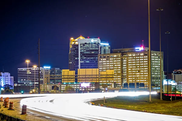 Birmingham alabama city skyline and highway traffic trails — Stock Photo, Image