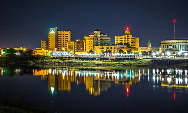 Monroe Louisiana skyline de la ciudad por la noche — Foto de Stock