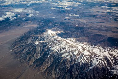 Rocky Dağları ilkbaharda gündüz uçan