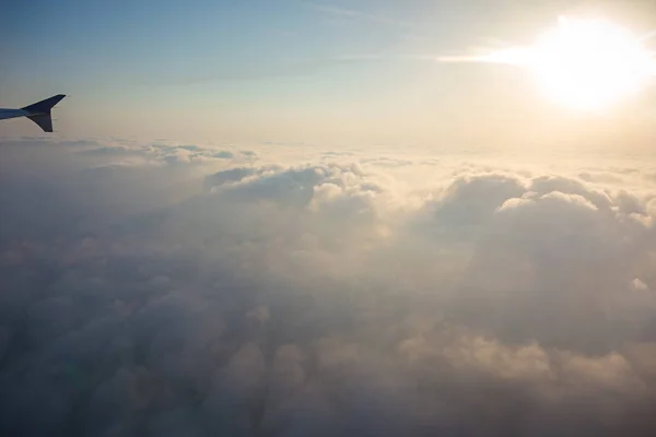 Blick aus dem Flugzeugfenster am Morgen — Stockfoto