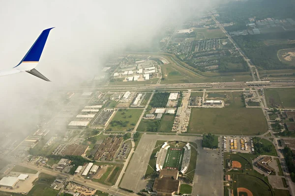 Vista aerea del terreno e delle strade sottostanti — Foto Stock