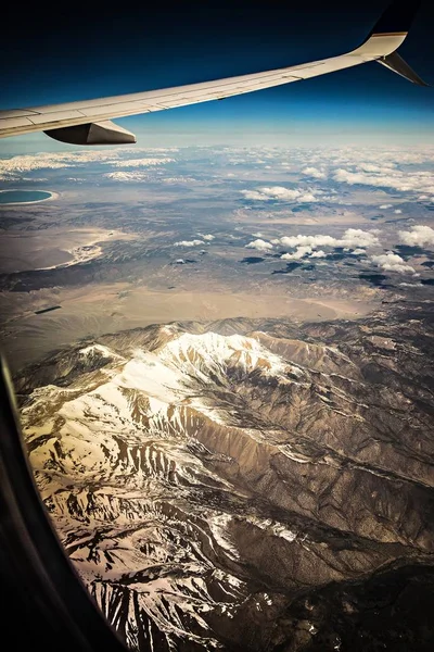 Vliegen over de rocky mountains in het voorjaar op dagtijd — Stockfoto