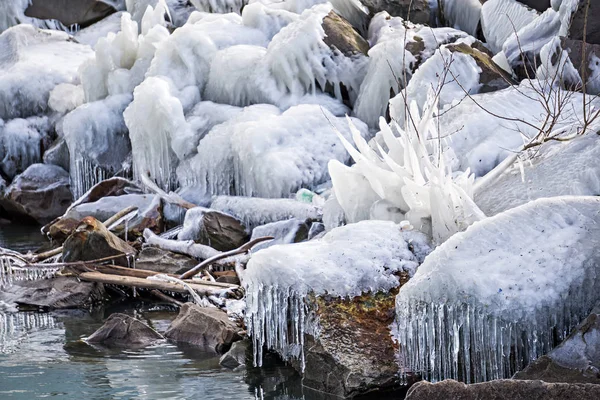 Заморожені зимові сцени на великих озерах — стокове фото