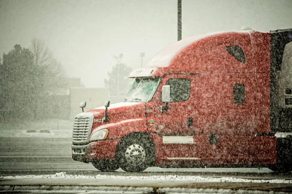 Semicamion trasportatore guida attraverso bufera condizioni di neve weath — Foto Stock