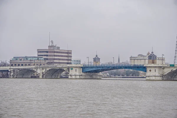 Toledo ohio city skyline und brücken rund um die innenstadt — Stockfoto