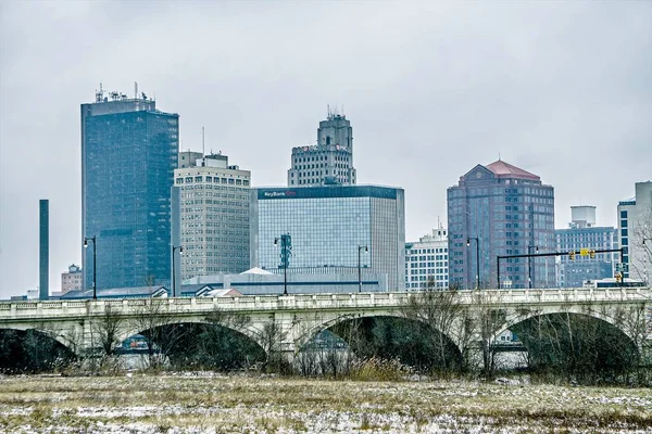 Toledo ohio ciudad horizonte y puentes alrededor del centro de la ciudad —  Fotos de Stock