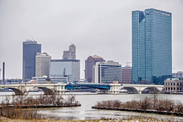 Toledo ohio ciudad horizonte y puentes alrededor del centro de la ciudad —  Fotos de Stock