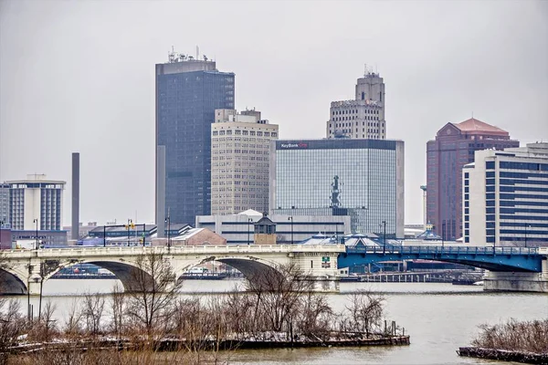 Panorama města Toledo ohio a mosty kolem centra města — Stock fotografie