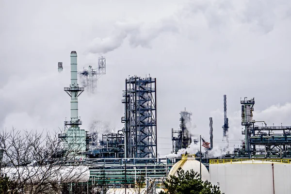 Petrol refinery chemical plant near detroit michigan — Stock Photo, Image