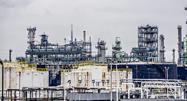 Petrol refinery chemical plant near detroit michigan — Stock Photo, Image