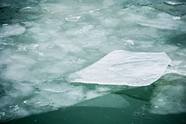 Icebergs delgados de río o lago flotando durante la marea —  Fotos de Stock