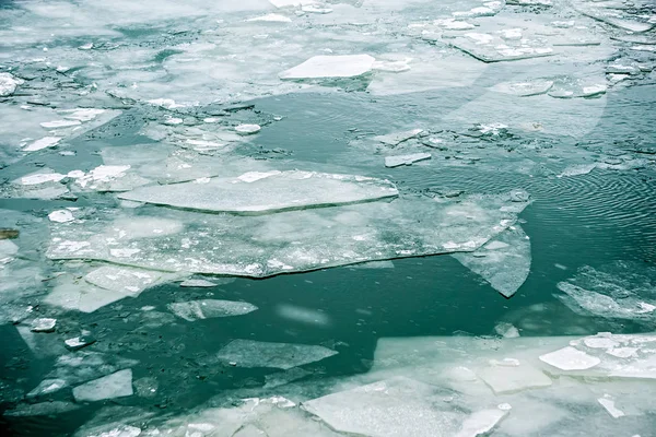 Тонкие айсберги реки или озера, плавающие во время прилива — стоковое фото