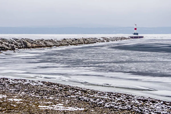 Scene invernali ghiacciate su grandi laghi — Foto Stock