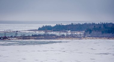 donmuş kış sahneleri büyük göller üzerinde 