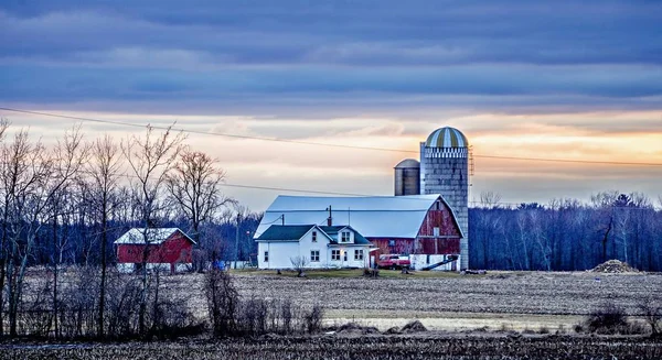 Amerikaanse boerderij bij zonsondergang — Stockfoto