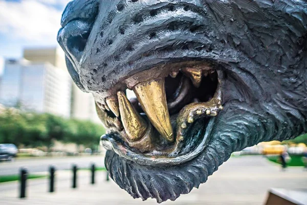 Preto pantera estátua closeup de dentes com fundo da cidade — Fotografia de Stock