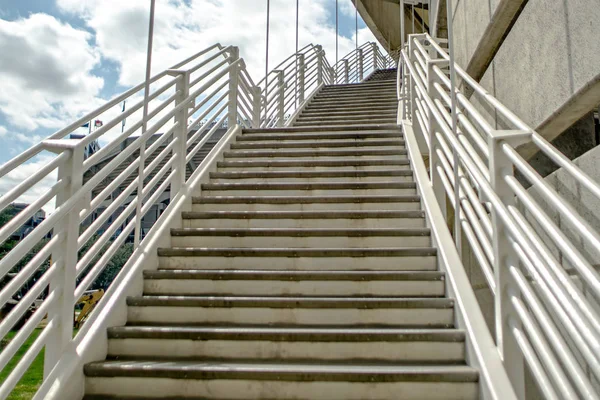Nouze existují schodiště od palubě parkoviště — Stock fotografie