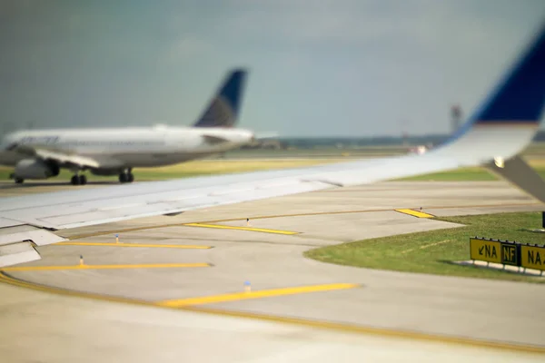 Aviões e cenas de transporte no asfalto — Fotografia de Stock