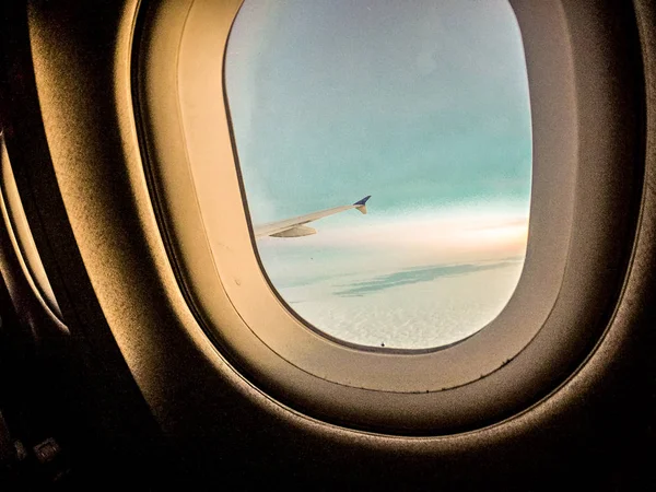 Mirando por la ventana del avión durante el vuelo — Foto de Stock