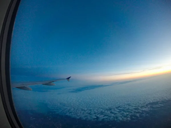 Guardando fuori dal finestrino dell'aereo durante il volo — Foto Stock