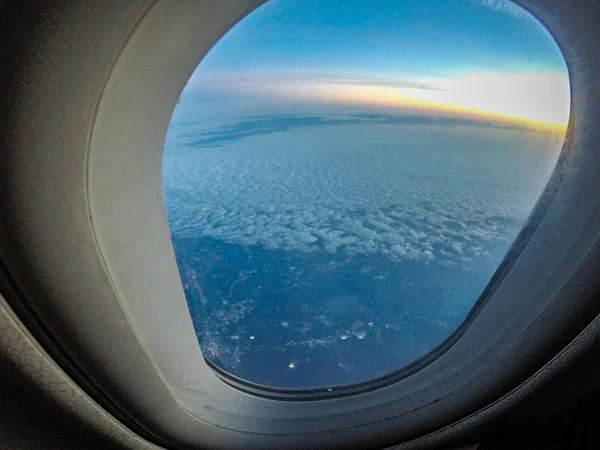 비행 중 비행기 창 밖으로 보이는 — 스톡 사진