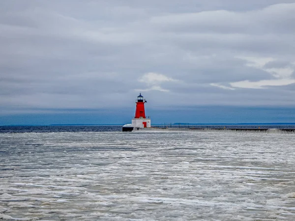 Ann Arbor világítótorony mólón a Lake Michigan nyugati partján — Stock Fotó