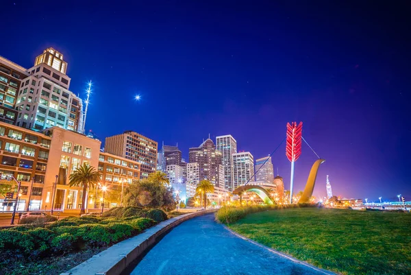 Cupid's Span statue by famous artists Claes Oldenburg and Coosje — Stock Photo, Image