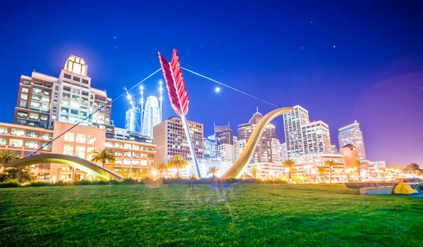 Cupid's Span statue by famous artists Claes Oldenburg and Coosje — Stock Photo, Image