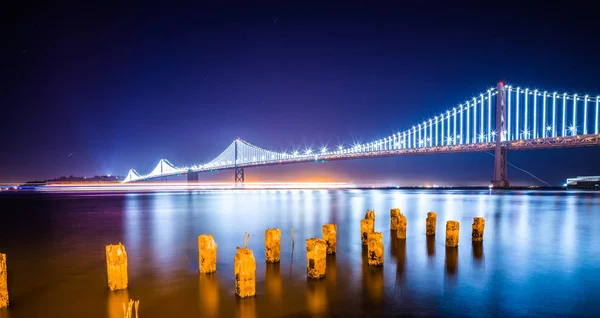 Oakland bay bridge uitzicht in de buurt van san francisco Californië in de ev — Stockfoto