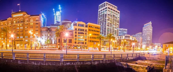 San francisco skyline del centro città di notte — Foto Stock