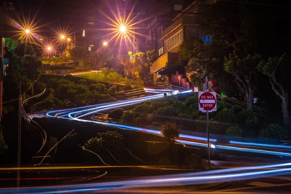 Lombard street op Russische heuvel bij nacht in san francisco califor — Stockfoto