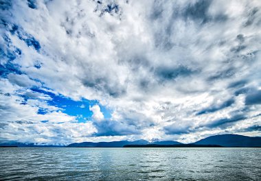 Alaska waterscape ve favori kanal ve junea Dağları