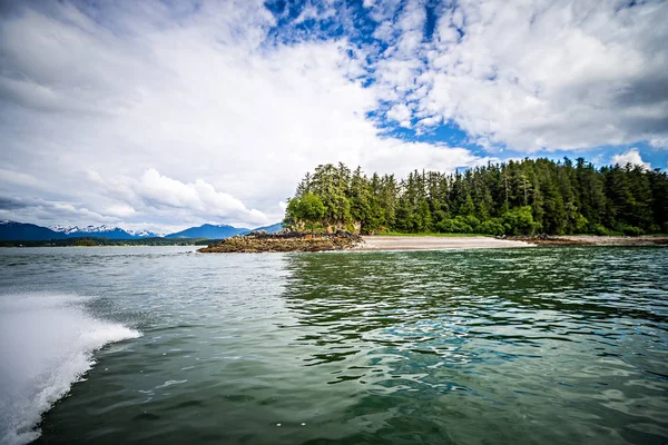 Alaska paisaje acuático y montañas cerca de canal favorito y junea —  Fotos de Stock