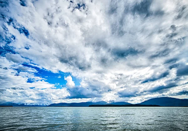 Alaska waterscape ve favori kanal ve junea Dağları