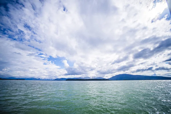 Paesaggio acquatico alaska e montagne vicino canale preferito e junea — Foto Stock