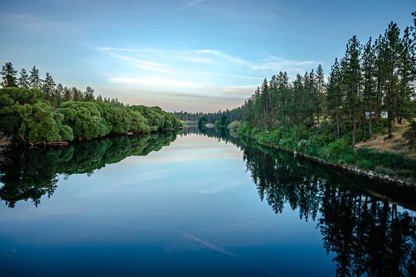 Nueve millas de embalse en el río Spokane al atardecer — Foto de Stock