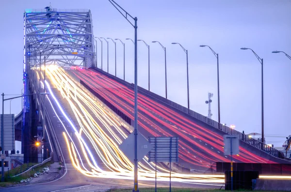 Puente del puerto en Corpus Christi Texas con tráfico nocturno — Foto de Stock