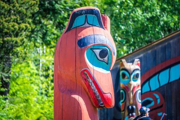 Tribal totem pole in ketchikan alaska — Stockfoto