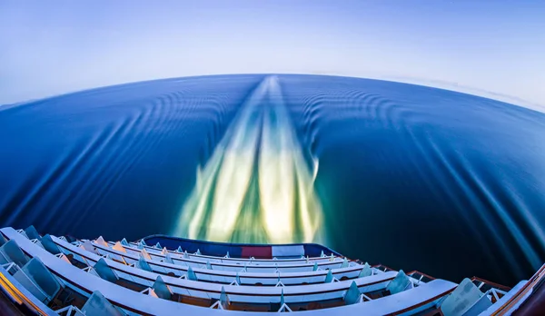 Scènes de nuit sur un bateau de croisière de luxe — Photo