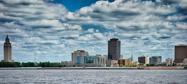 mississippi Nehri boyunca Baton rouge şehir manzarası 