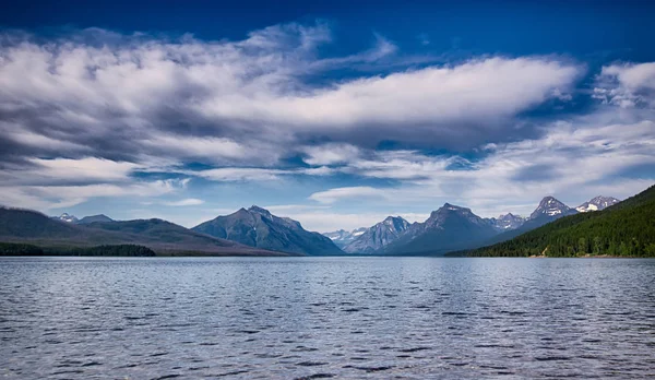 Lake mcdonald in glacier national park montanaa — Stockfoto
