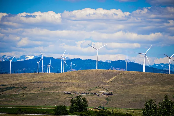 Wind turbine farm with wenatchee mountains in the background — Stock Photo, Image