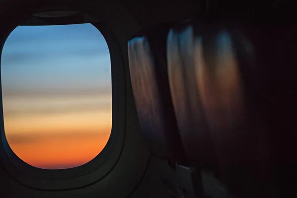 Lever de soleil coloré dans la fenêtre de l'avion — Photo
