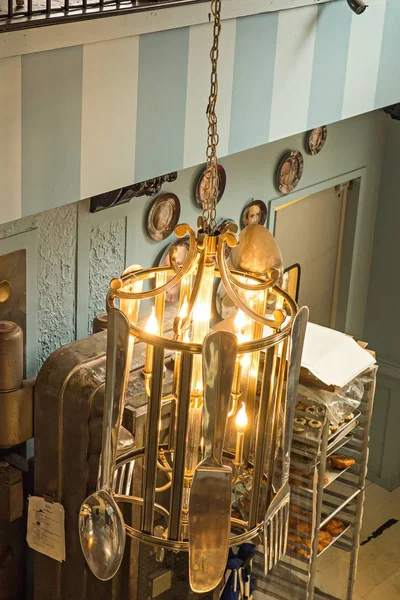 Lámpara de araña colgando en restaurante de alta cocina —  Fotos de Stock