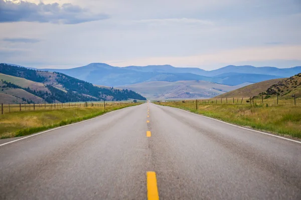 Carretera a través de flathead reserva montana — Foto de Stock