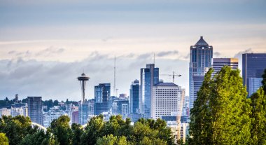 seattle manzarası ile bulutlu ve sisli gün