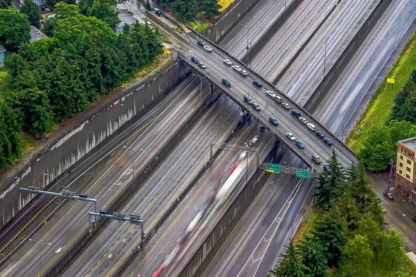 Antena de tráfego de deslocação e de passagem de pontes — Fotografia de Stock