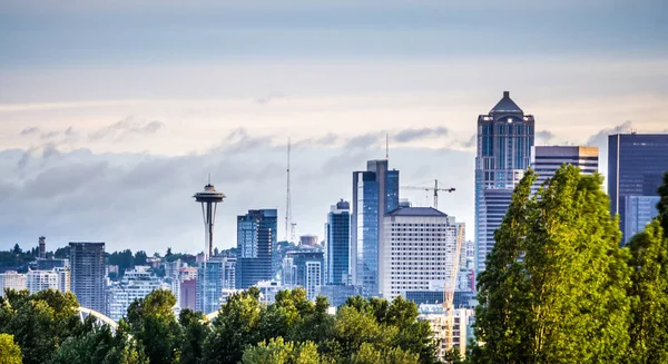 Giornata nuvolosa e nebbiosa con skyline di Seattle — Foto Stock