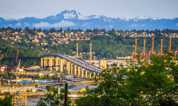 Port de seattle et montagnes olympiques — Photo